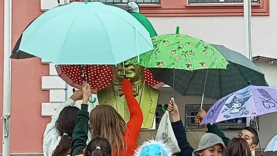 Adana’da Çocuklar Atatürk Büstünü Böyle Korudu! 4